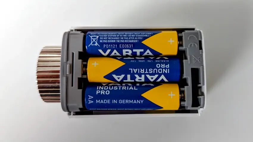 Batterie-Isolation entfernen
